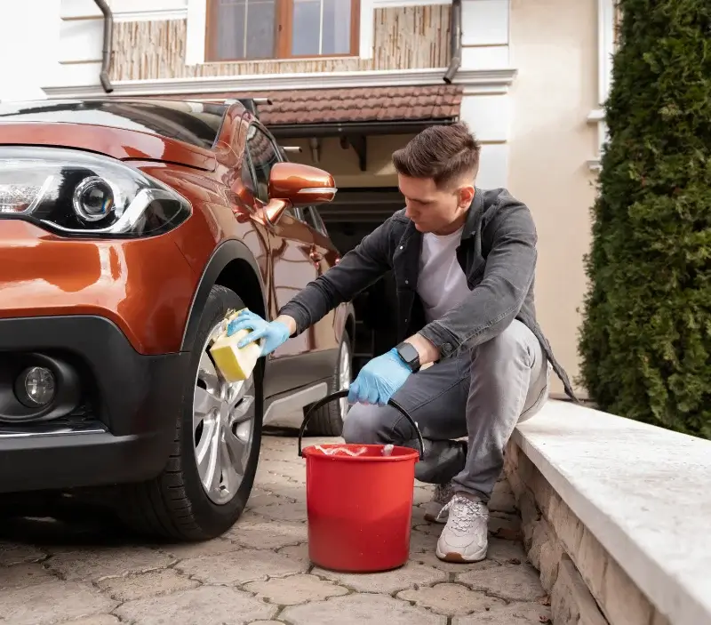 Lavage auto à domicile Perceneige : professionnel intervenant sur un véhicule